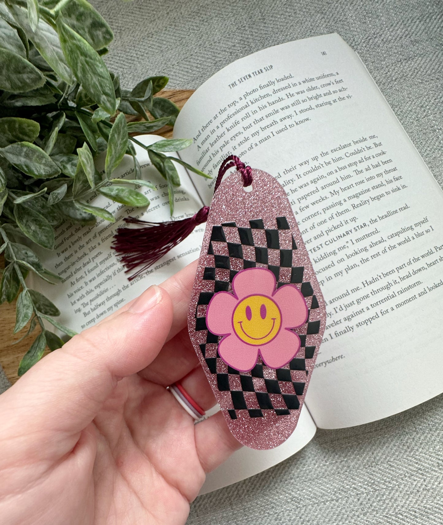 Glittery Smiley Daisy Acrylic Motel Bookmark